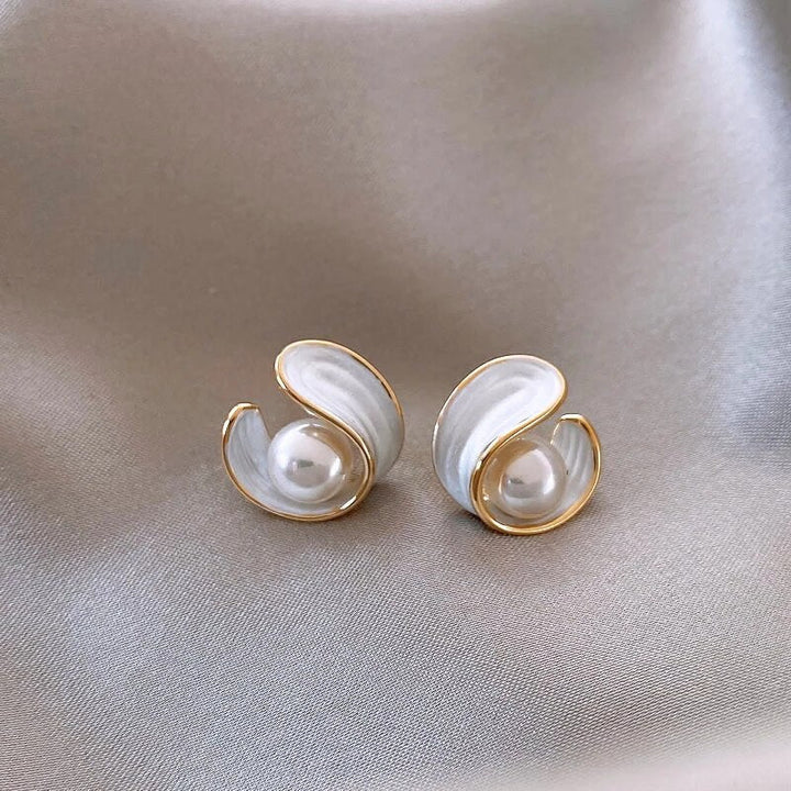 Luxurious Gold Earrings Featuring White Opals and Pearls 