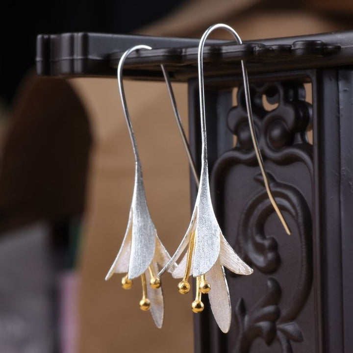 Elegant Silver Flower Earrings 