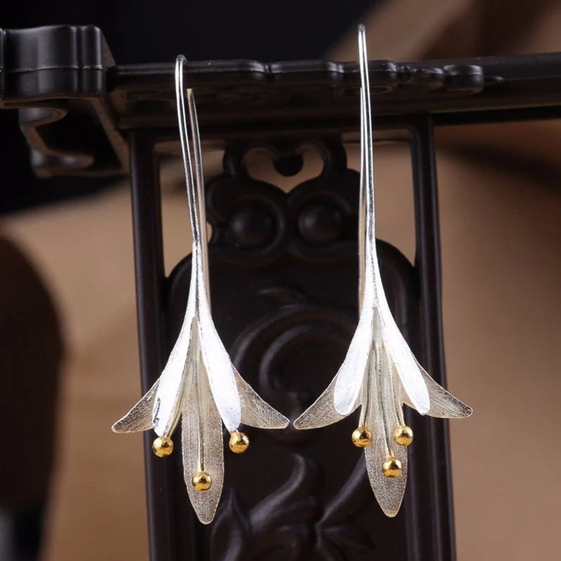 Elegant Silver Flower Earrings 