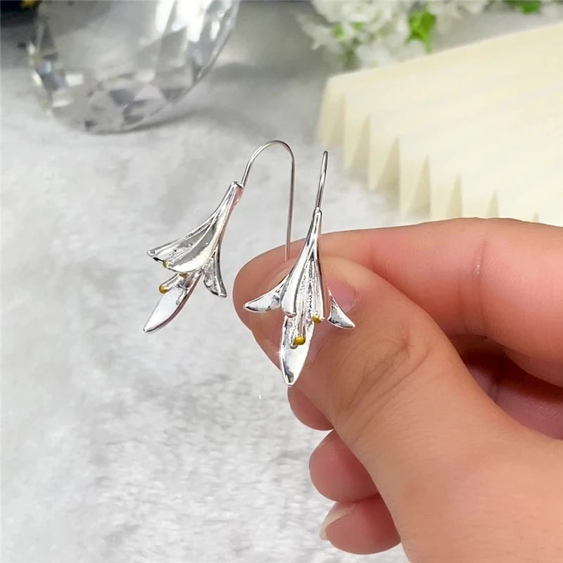 Elegant Silver Flower Earrings 