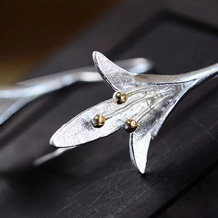 Elegant Silver Flower Earrings 