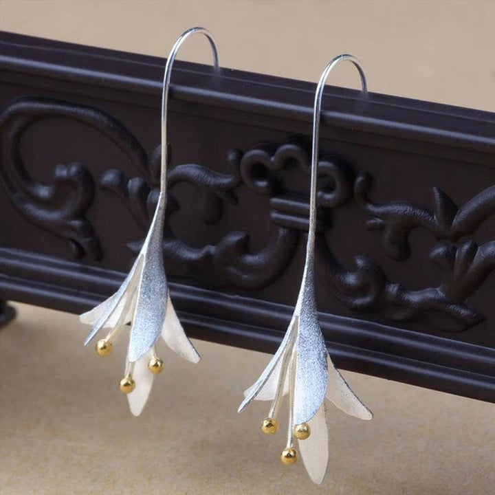 Elegant Silver Flower Earrings 