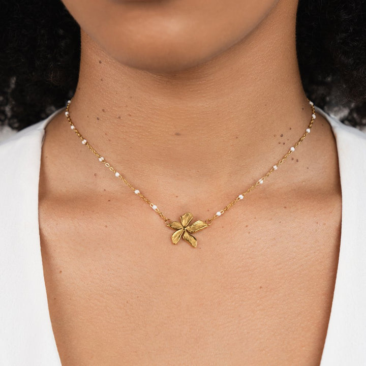 Elegant Gold Flower Necklace